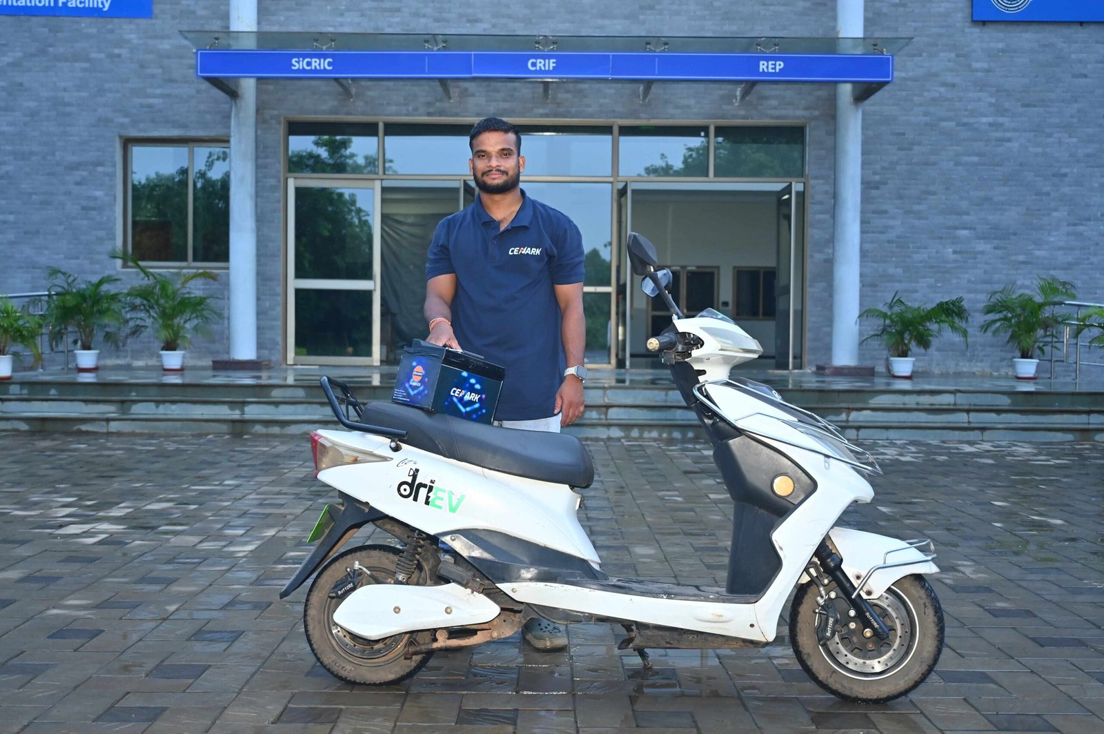 Cellark team with an electric scooter