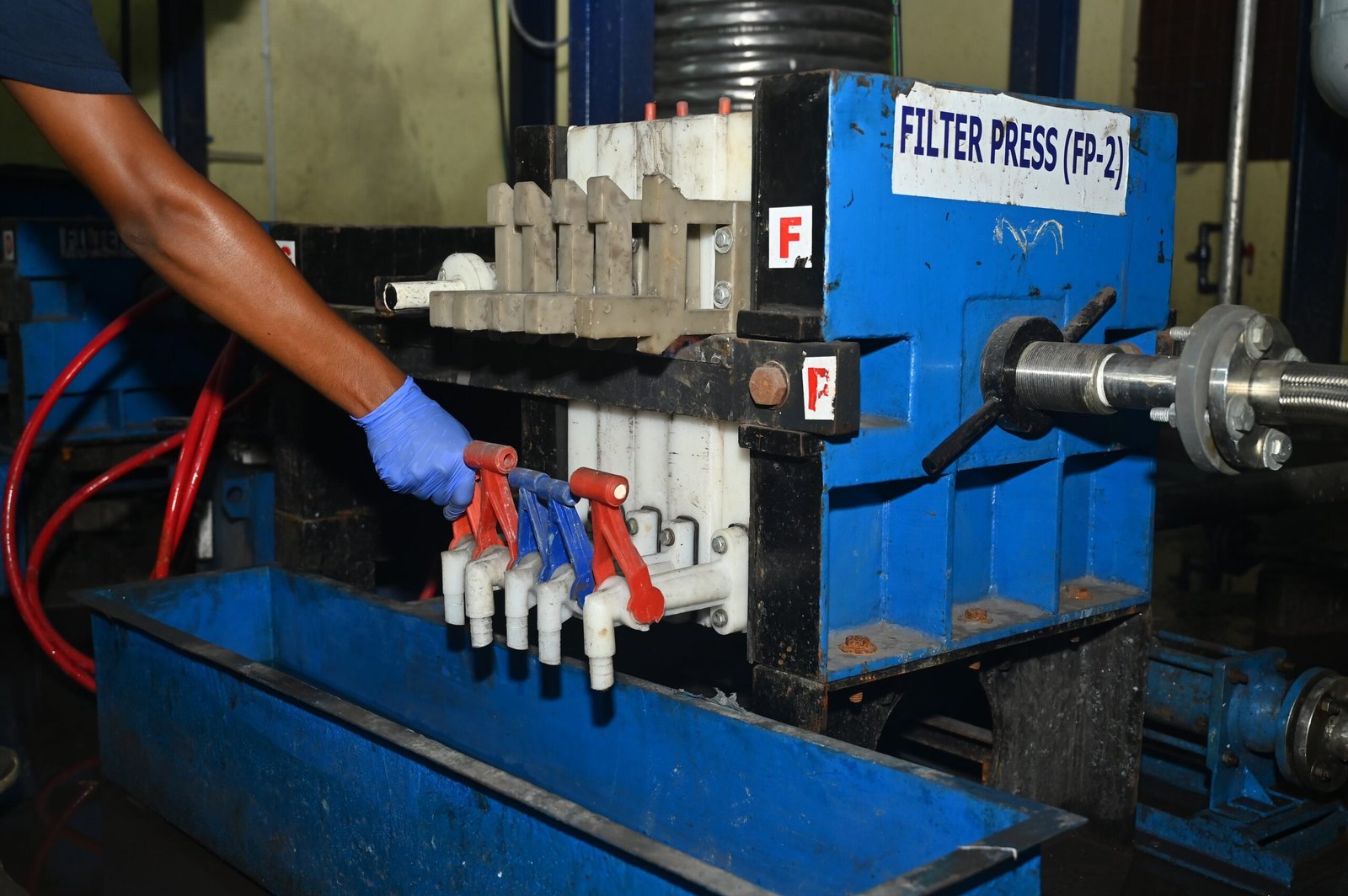 Filter press for selective leaching